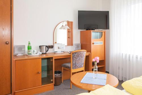 博尔库姆鲁塞旅馆的客房设有一张桌子、一把椅子和一张桌子