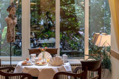 慕尼黑奥林匹克酒店的餐厅的桌子,女人站在窗边
