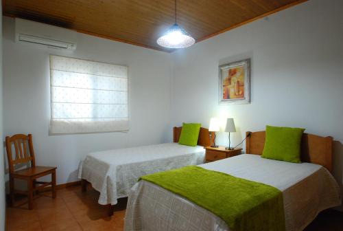 Faja GrandeAlojamentos Flores Island的客房设有两张床和窗户。