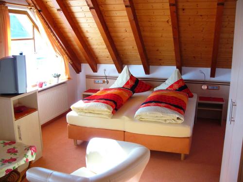 BurladingenGästezimmer Schanz-Hilbel的一间卧室配有带枕头的床