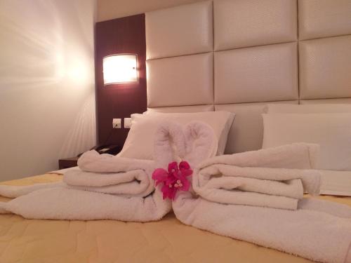 阿莫皮Castelia Bay Hotel的床上的一大堆毛巾