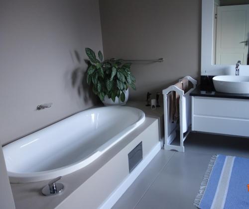 普利登堡湾Twin Rivers Villa的白色的浴室设有浴缸和水槽。