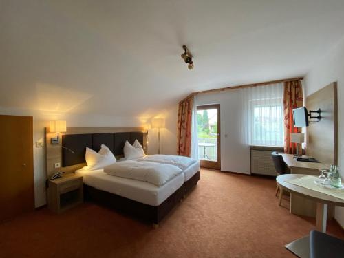 赫比斯特恩黑伯斯汀酒店的酒店客房设有床和窗户。
