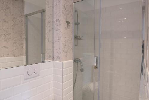 萨拉曼卡比萨拉曼卡公寓的浴室里设有玻璃门淋浴
