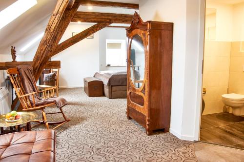 包岑"Alte Pension" Bautzen的带沙发的客厅和卧室