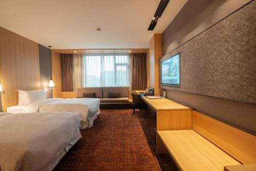 上海古凡酒店的酒店客房设有两张床和电视。