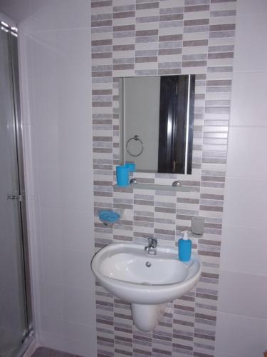 纳杜尔Mulino Court, Flat 5的一间带水槽和镜子的浴室