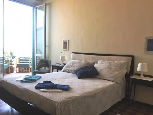 基耶蒂CASA DI BIANCA ATTICO PANORAMICO A CHIETI CENTRO的一间卧室配有一张带蓝色毛巾的床
