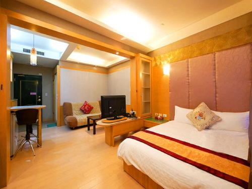 高雄布拉格旅宿(85 大楼)的酒店客房配有一张床和一张书桌及一台电视