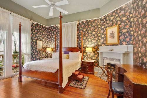 新奥尔良皮瑞尔住宿加早餐酒店的一间卧室设有一张天蓬床和一个壁炉