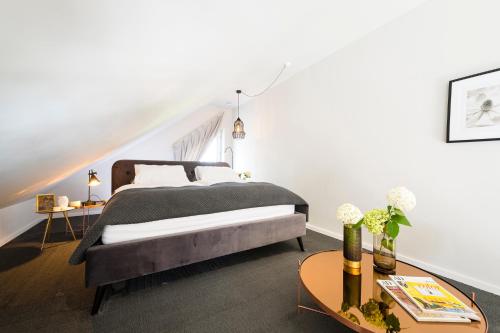 瑞林根Lieblingsplatz的一间卧室设有一张床和一个楼梯