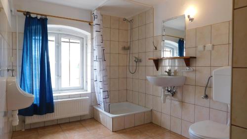 Lubcz MałyGospodarstwo "Na Łęgach"的浴室配有盥洗盆、卫生间和浴缸。