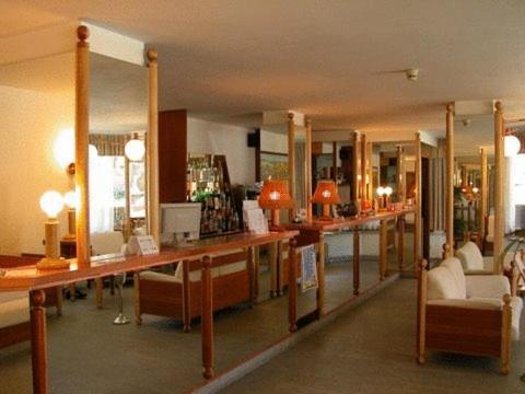 塞斯特雷Il Fraitevino hotel bed & breakfast的一间商店,里面装有镜子和家具