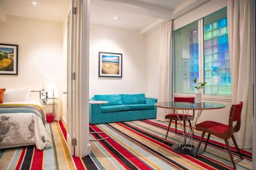 奥克兰德布雷特酒店的酒店客房,配有床和蓝色的沙发