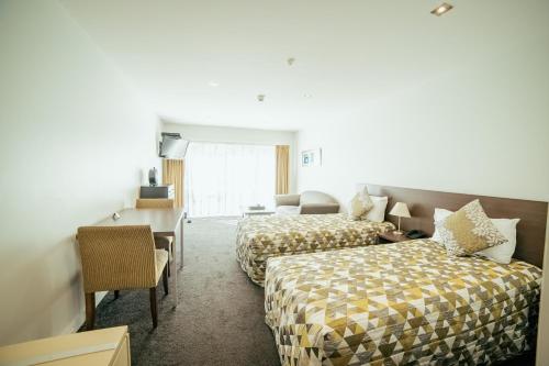 基督城机场三角洲汽车旅馆的酒店客房,设有两张床和一张沙发