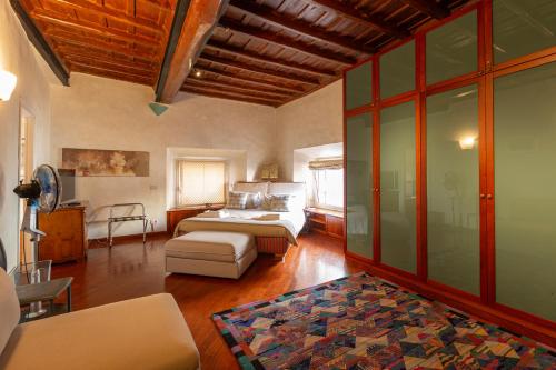 罗马万神殿纳里宫公寓的一间卧室配有一张床和一个沙发