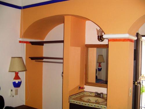 巴亚尔塔港珊瑚酒店的一间带水槽和镜子的浴室