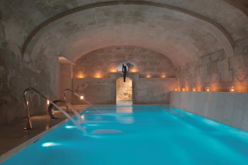 马翁哈迪德赛斯布鲁克斯精品酒店的洞穴内的大型室内游泳池