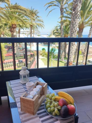 阿吉拉海滩Casa d' amare的阳台上的桌子上放着一盘水果