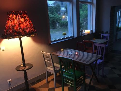 斯普里蒙Liotte'sCorner Guesthouse的一张桌子、椅子和一盏灯