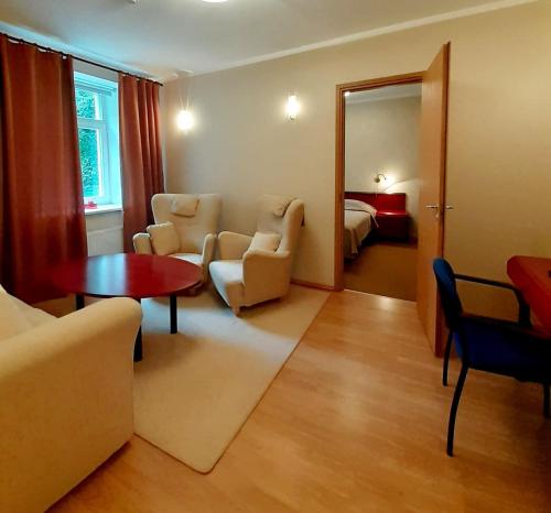 科赫特拉-耶尔韦Külalistemaja Kukruse Residents的带沙发的客厅和带沙发床的房间