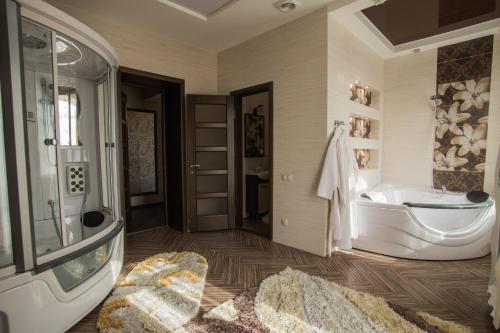 文尼察Hotel Villa Venice的带浴缸、淋浴和盥洗盆的浴室