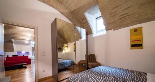 阿西西Appartamento Sant'Apollinare的一间卧室设有一张床和一间客厅。