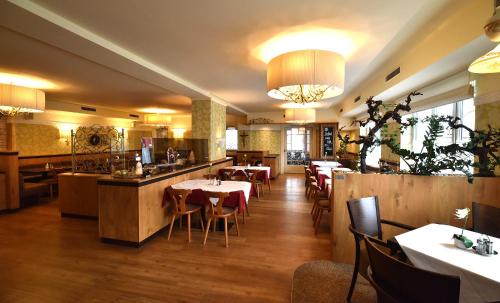 魏勒格Hotel&Wirtshaus Sonne的一间带桌椅的餐厅和一间酒吧