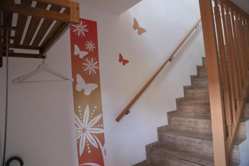 SulzfeldFerienwohnung Memmel的墙上挂着蝴蝶的楼梯
