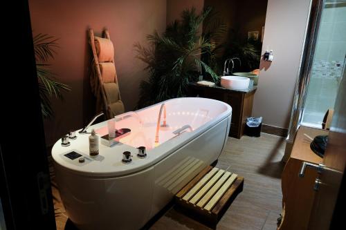 金塞尔Kinsale Hotel & Spa的带浴缸和盥洗盆的浴室
