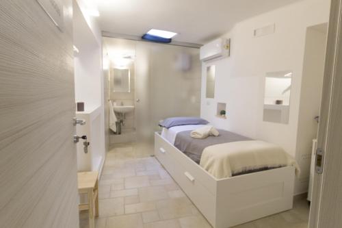 Minervino MurgeB&B Del Corso的一间带床和水槽的小卧室