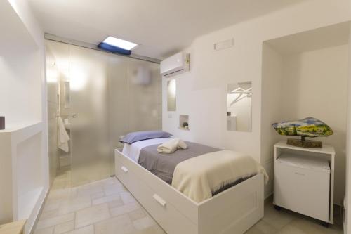 Minervino MurgeB&B Del Corso的一间小卧室,配有一张床和镜子