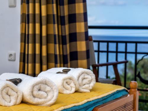 阿莫迪卡吕普索一室公寓酒店的床上的一大堆毛巾
