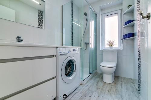 阿利坎特Ravel的一间带洗衣机和卫生间的浴室