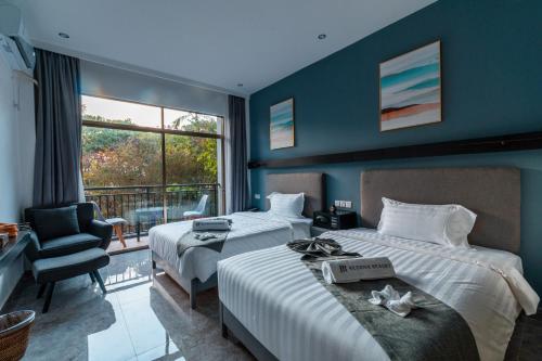 邦劳Begonia Resort 薄荷岛海棠度假酒店的酒店客房,配有两张床和椅子