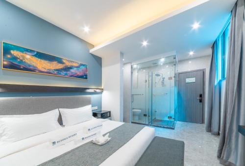 邦劳Begonia Resort 薄荷岛海棠度假酒店的一间卧室设有一张大床和淋浴