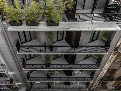 雅典Mosaikon的公寓大楼设有种有植物的阳台