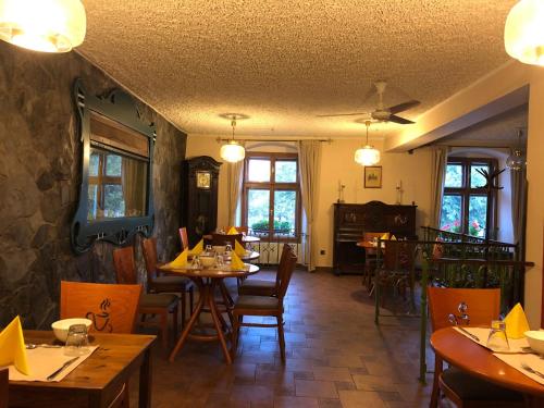 霍捷博日贝纳旅馆的餐厅内带桌椅的用餐室