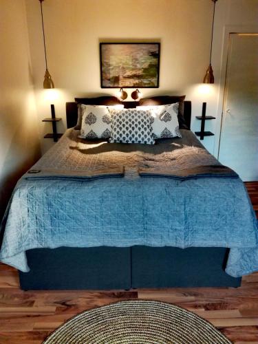瑟德港Gårdshuset的一间卧室配有一张带蓝色棉被的床