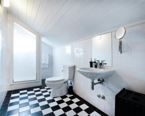 波尔图欧博托别墅的浴室配有白色卫生间和盥洗盆。