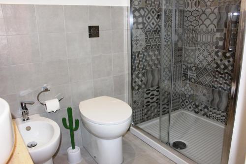 CiròCasa Mazzone的浴室配有卫生间、淋浴和盥洗盆。