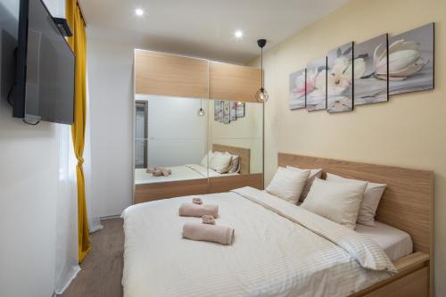 布达佩斯Kastely Apartments - Buda Castle的一间卧室配有一张大床和毛巾