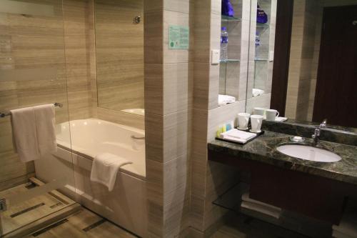 西安西安建国饭店的带浴缸、水槽和淋浴的浴室