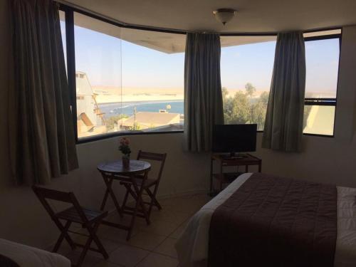 巴伊亚英格莱萨布兰科恩卡拉达酒店的一间卧室配有一张床,享有海景