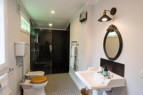 拉塞尔York House的一间带水槽、卫生间和镜子的浴室