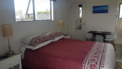 哈士汀Accommodation in Frimley的一间卧室配有一张床、一张书桌和一个窗户。