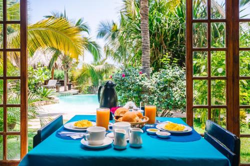 曼克拉马库拉琪姆巴斯简易别墅的一张桌子上放着蓝色桌布和食物