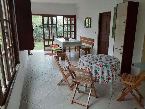 弗洛里亚诺波利斯Monsal Casa para Temporada的配有桌椅、桌子和桌椅的房间