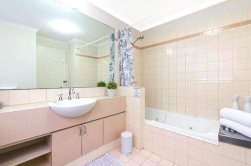 珀斯Perth West End Apartment 601的一间带水槽和浴缸的浴室