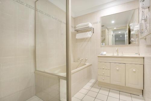 卧龙岗卧龙岗服务公寓的带淋浴、浴缸和盥洗盆的浴室